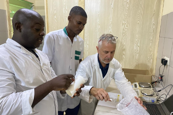 Farmacéuticos socios de Hefame han formado a profesionales de la zona