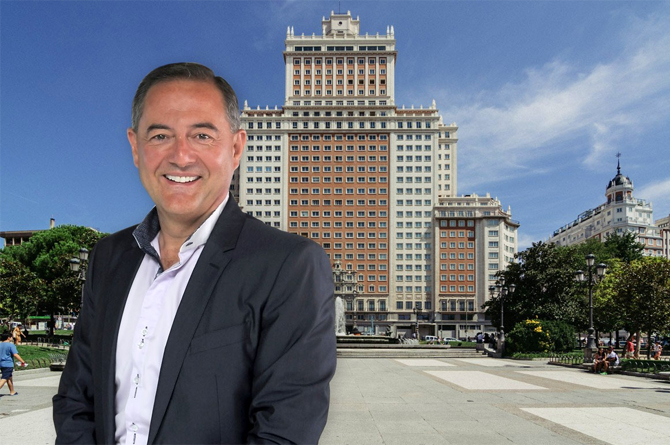 El empresario Trinitario Casanova. Tras él, en un montaje fotográfico, el Edificio España en Madrid, que adquirió por 272 millones y poco después vendió por 300 a hoteles RIU