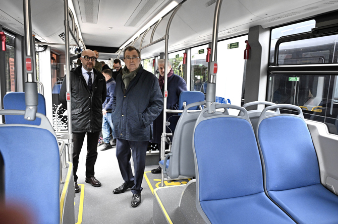 El alcalde José Ballesta y el concejal de Movilidad, José Francisco Muñoz, en el interior de uno de los vehículos
