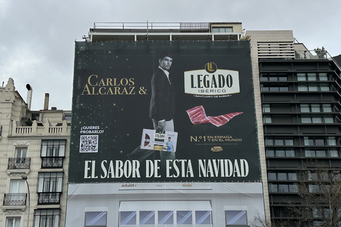 Lona de Legado Ib&eacute;rico, de El Pozo, desplegada en Madrid