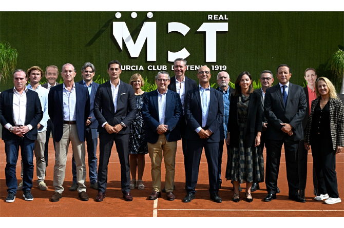 Martínez Ruiz, en el centro, junto al resto de la Junta Directiva