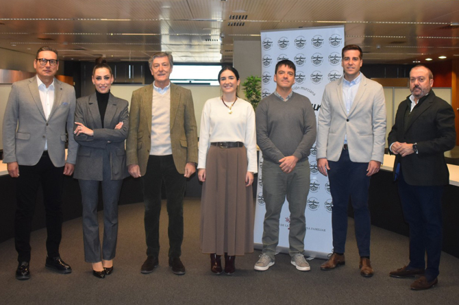 José María Tortosa, tercero por la izquierda, junto a algunos de los miembros de su junta directiva José María Tortosa, tercero por la izquierda, junto a algunos de los miembros de su junta directiva