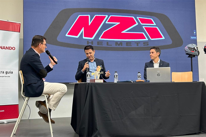 Nazario Ib&aacute;&ntilde;ez Ort&iacute;n (en el centro), en un acto organizado por el Foro Ilusionando-Paco Provencio. A la izquierda, Eloy Amestoy, moderador de la charla, y a la derecha Javier Mu&ntilde;oz, director financiero de la empresa