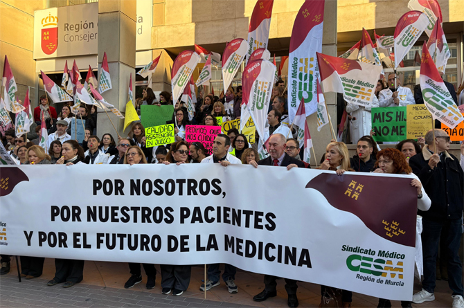 Concentración ante las puertas de la consejería de Salud. Imagen: Sindicato Médico (publicada en X)