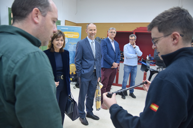 El jefe del equipo Navy Sails enseña a Yolanda Torres y al rector el equipo de viento que han adquirido con ayuda de la cátedra MTorres
