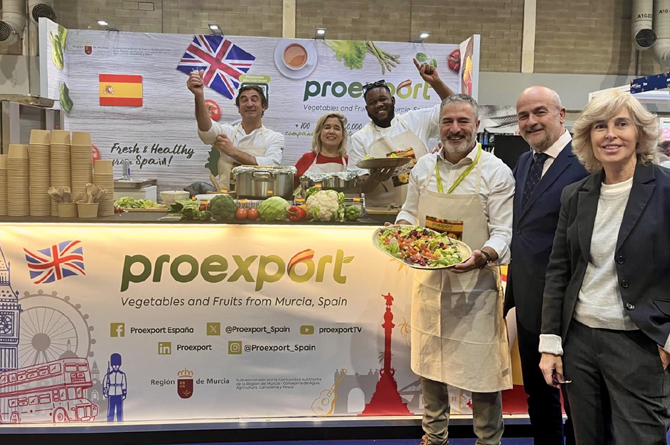 Francisco González Zapater en el stand de Proexport en la feria 'Good Food Show Winter' de Birmingham