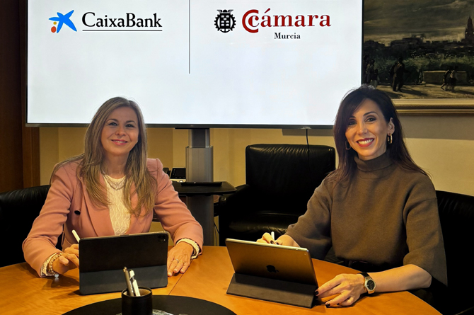 Olga García Saz y Miryan Fuertes tras la firma del convenio