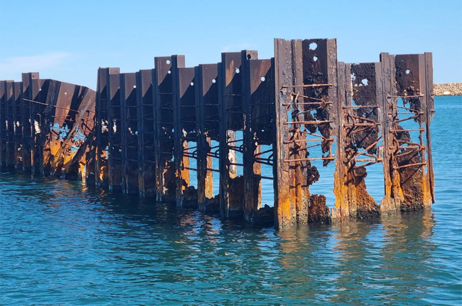 Estructuras del fallido Puerto Mayor, en La Manga