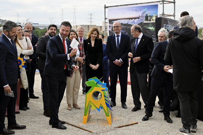 Momento de la colocación de una cápsula del tiempo en el futuro Centro de Formación de Fremm en Cartagena