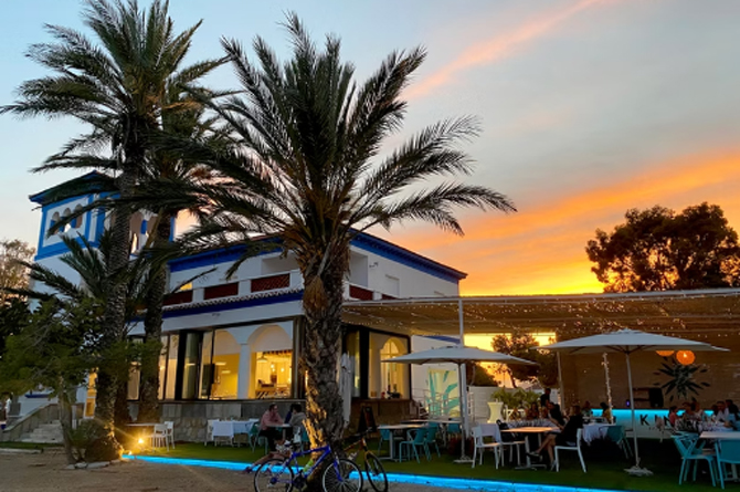 El Kinita Restaurant & Beach Club se encuentra en el interior del camping Mar Menor