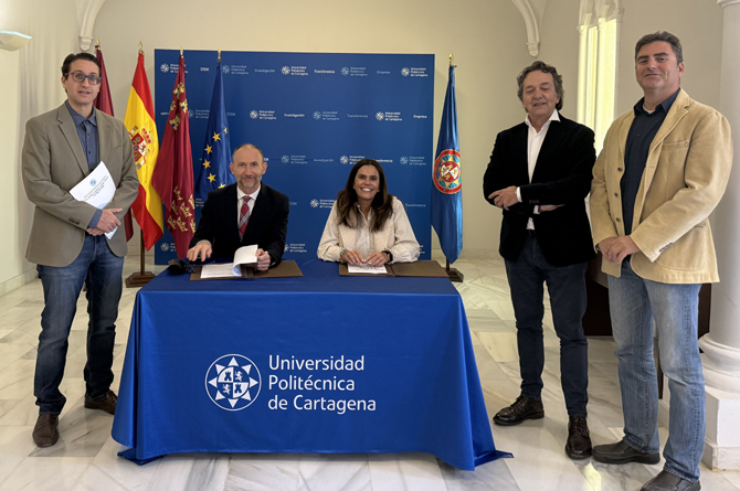 El rector y la responsable de Sostenibilidad de EYSA junto a los investigadores que la dirigirán