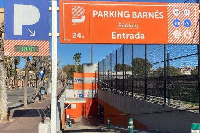 Entrada del parking Barn&eacute;s, en la calle Mar Menor, en Murcia