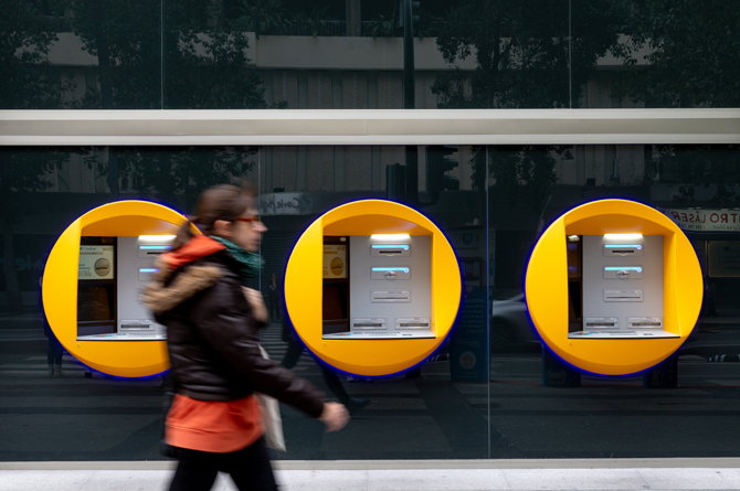 Cajeros en la oficina central de CaixaBank en la Gran Vía de Murcia