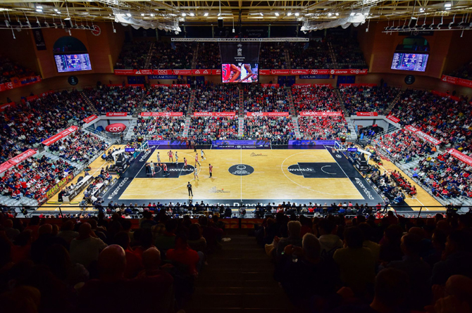 Moyca adelanta la Nochevieja al partido UCAM Murcia-Real Madrid con 8.100 tarrinas de uva sin semilla