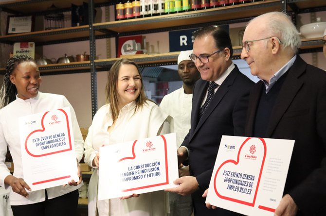 De derecha a izquierda, José Antonio Planes, José Hernández, María Luis Lucas (Frecom) y una alumna de la Escuela de Hostelería