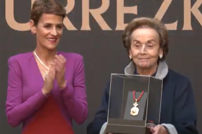 Amparo Lusarreta, a la derecha, junto a la presidenta navarra, María Chivite