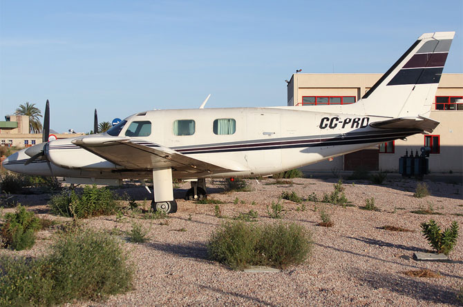 Piper modelo PA-31 con matrícula CC-PRD abandonada en San Javier. Imagen de Javier González (Jetphotos.net)